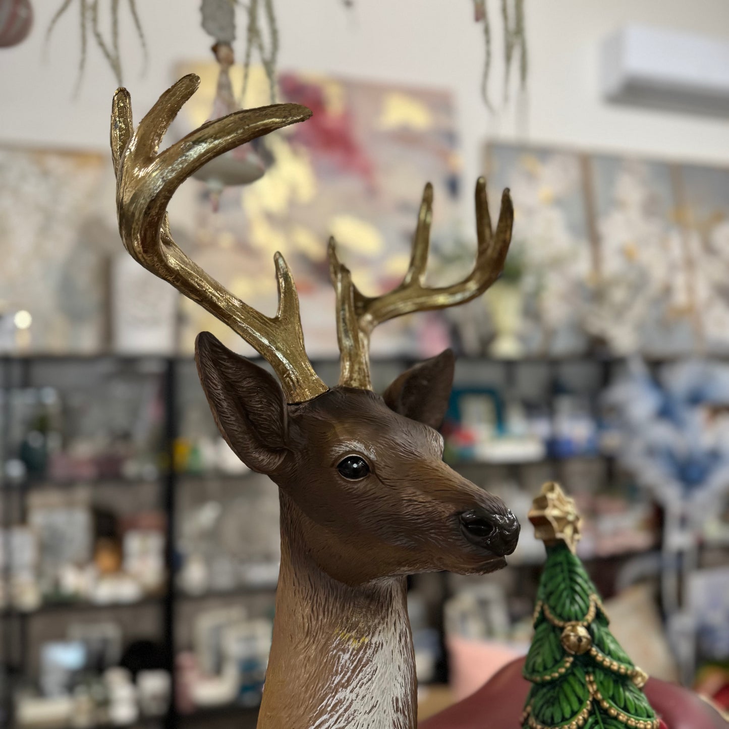 Renna Gigante con Albero di Natale Decorato