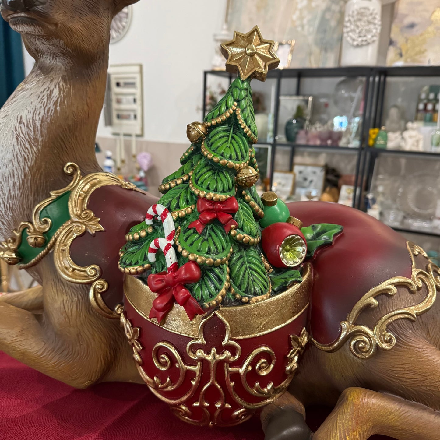 Renna Gigante con Albero di Natale Decorato